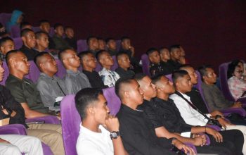 Prajurit Kodim 1302/Minahasa dan keluarga nonton bareng film BELIEVE di bioskop Manado untuk memperkuat kebersamaan dan semangat nasionalisme.