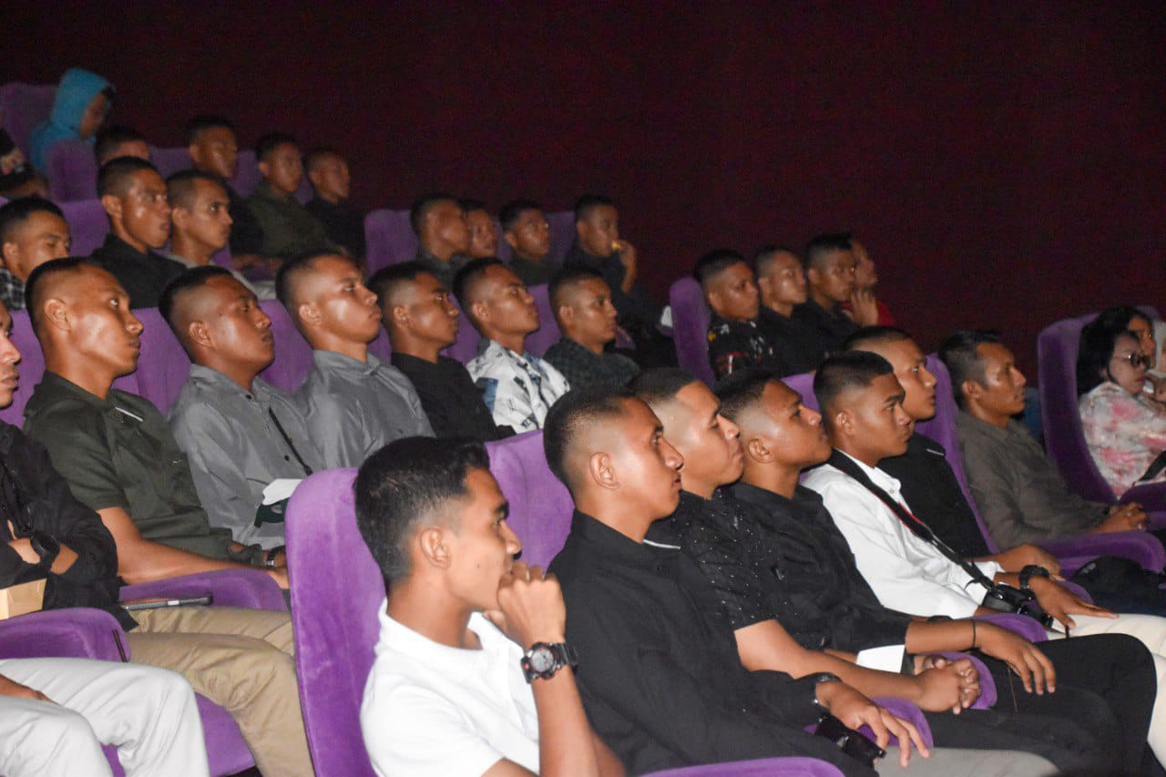 Prajurit Kodim 1302/Minahasa dan keluarga nonton bareng film BELIEVE di bioskop Manado untuk memperkuat kebersamaan dan semangat nasionalisme.