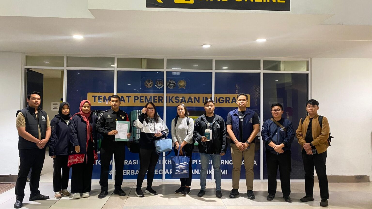 Vivi Olvie Lumi, buronan penggelapan miliaran asal Manado, akhirnya ditangkap di Australia dan dideportasi ke Indonesia untuk jalani proses hukum.