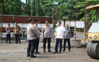 Brigjen Pol Heri Wahono meninjau pembangunan gedung SPPG di SPN Polda Sulut bersama jajaran Polda, Selasa (8/7/2025).