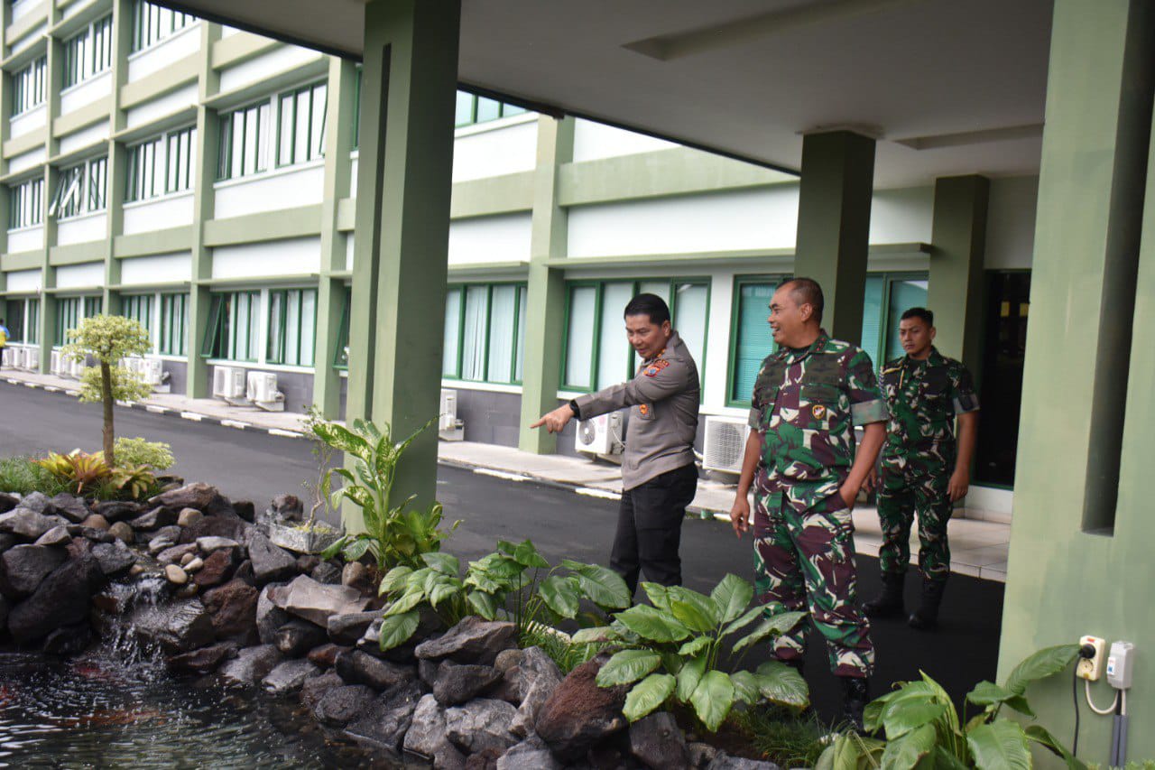 Pangdam XIII/Merdeka Mayjen TNI Suhardi dan Kapolda Sulut Irjen Pol Roycke Harry Langie bertemu untuk memperkuat sinergi TNI-Polri di Manado.
