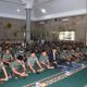 Prajurit, ASN, dan ibu-ibu Persit menghadiri peringatan Tahun Baru Islam 1 Muharam 1447 H di Masjid Nurul Birri Makodam XIII/Merdeka.