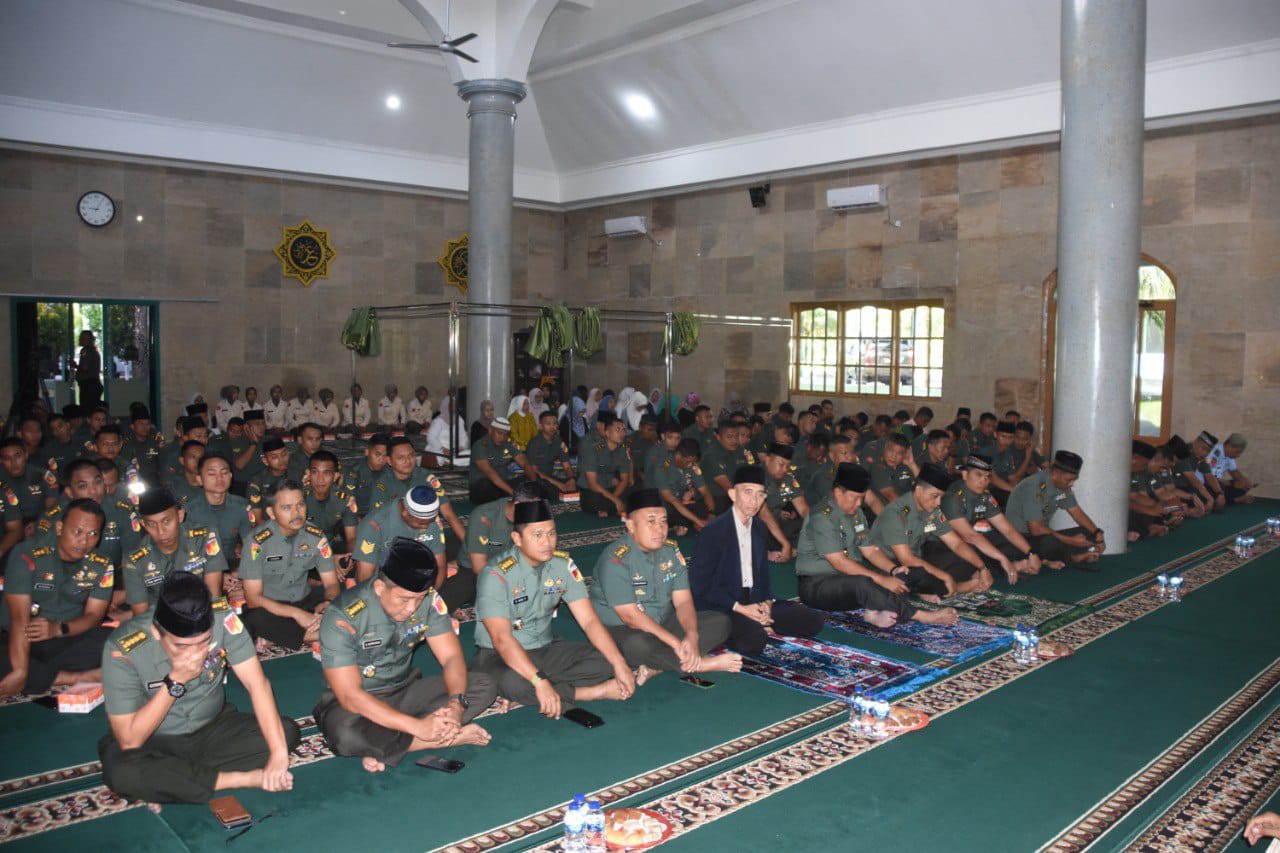 Prajurit, ASN, dan ibu-ibu Persit menghadiri peringatan Tahun Baru Islam 1 Muharam 1447 H di Masjid Nurul Birri Makodam XIII/Merdeka.