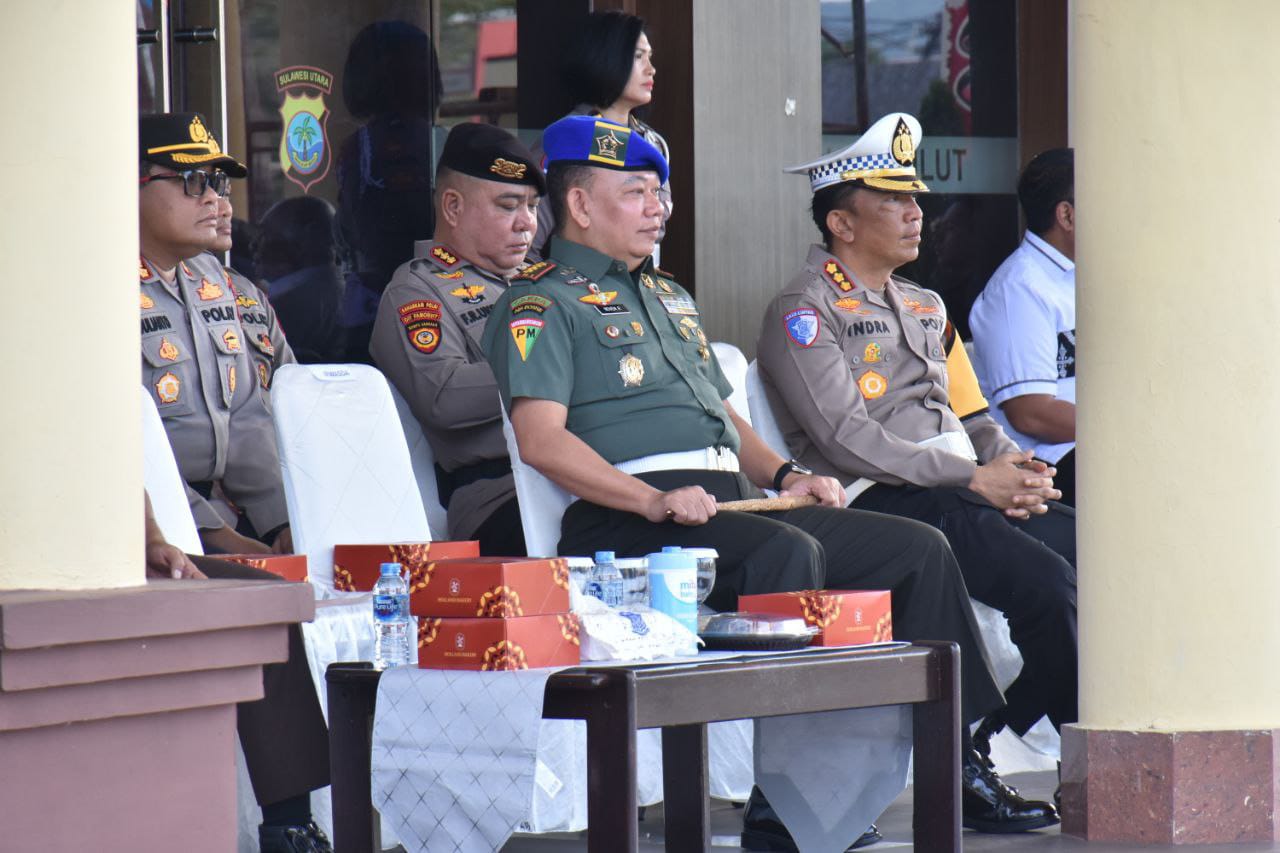 Danpomdam XIII/Merdeka Kolonel Cpm Novem J Rajagukguk bersama jajaran TNI-Polri hadiri apel gelar pasukan Operasi Patuh Samrat 2025 di Mapolda Sulut.