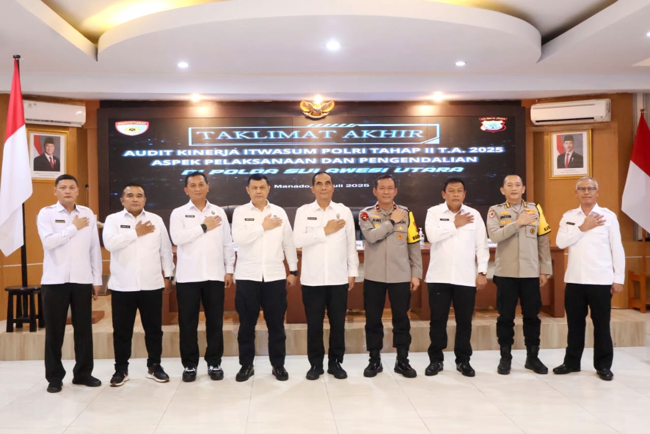 Irjen Pol Dwi Gunawan bersama Wakapolda Sulut Brigjen Pol Awi Setiyono saat taklimat akhir audit kinerja Itwasum Polri Tahap II di Aula Tribrata Polda Sulut.