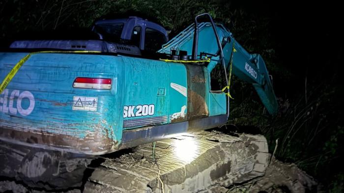 Ekskavator Kobelco SK200 yang disita dari tambang emas ilegal di Bolmong, kini hilang dari lokasi meski sudah dipasang garis polisi.