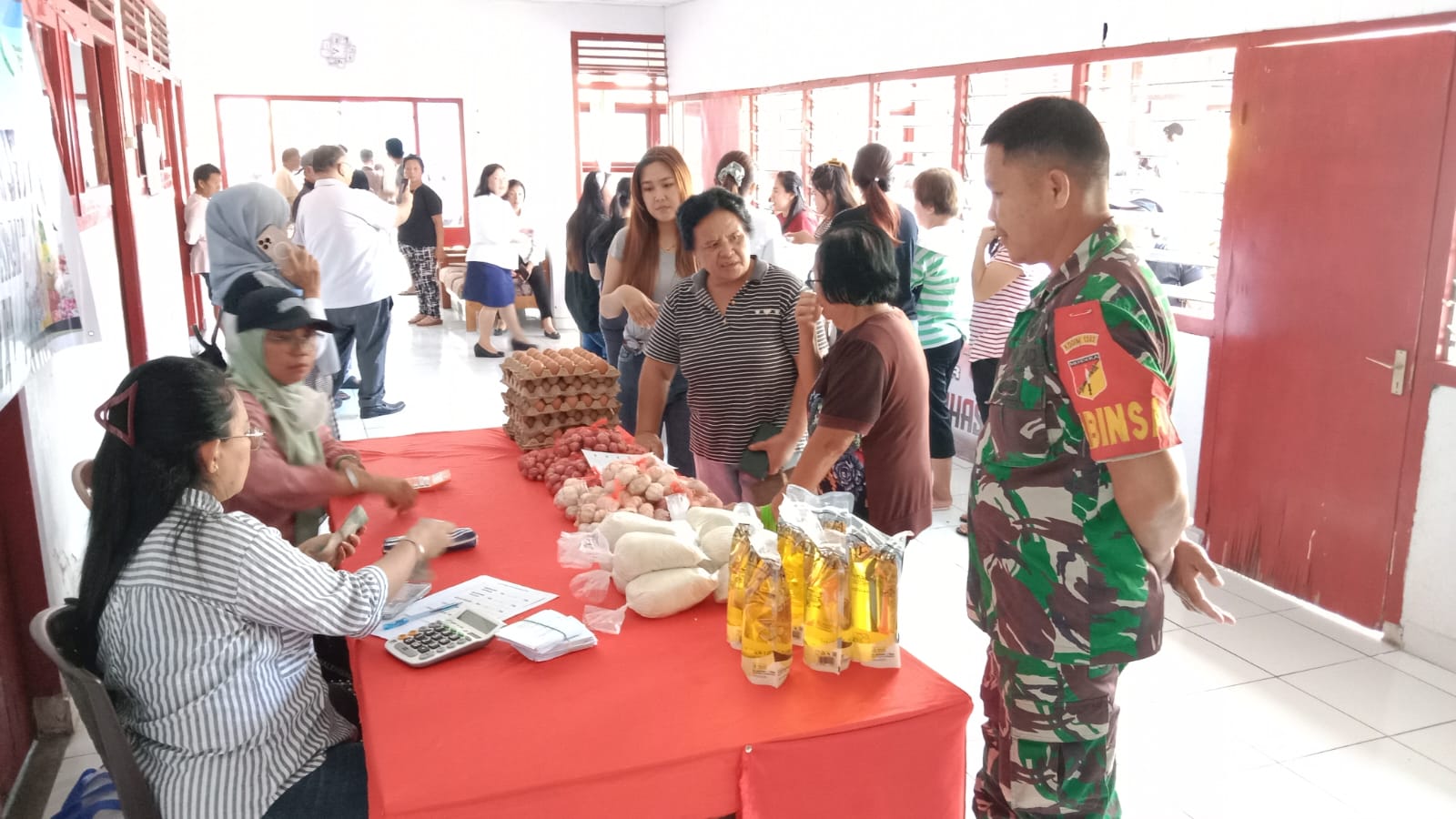 Serma Johnny Lasut dari Koramil 1302-10/Sonder hadir di Gerakan Pangan Murah bersama warga Kecamatan Sonder, Sulawesi Utara.