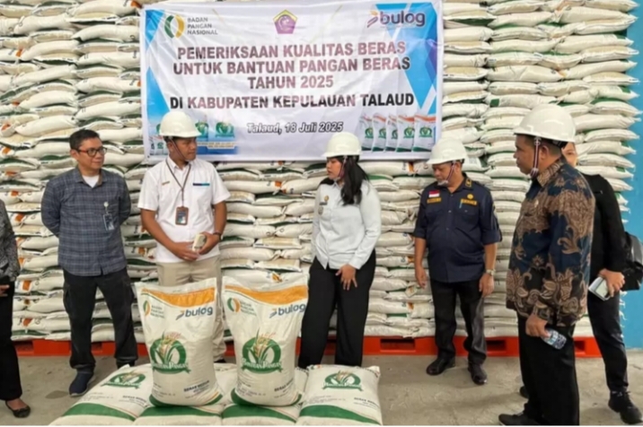 Wakil Bupati Talaud Anisya Bambungan memeriksa stok beras di Gudang Bulog Kiama, memastikan ketersediaan pangan bagi warga pulau terluar.
