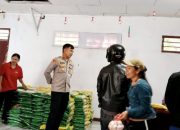 Kapolsek Ipda Fegy Lumantow Kawal Pasar Murah di Kakas, Turun Langsung Bantu Warga dan Lansia