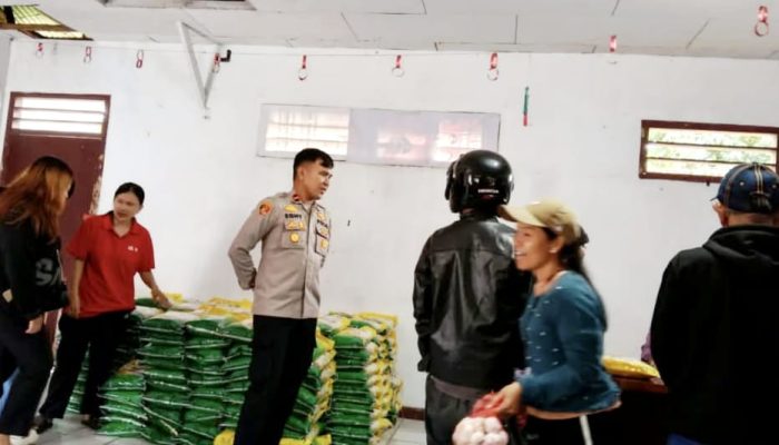 Kapolsek Ipda Fegy Lumantow Kawal Pasar Murah di Kakas, Turun Langsung Bantu Warga dan Lansia