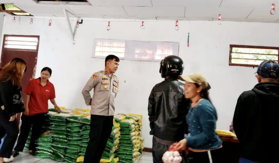 Kapolsek Kakas Ipda Fegy K. Lumantow membantu warga dan lansia dalam pasar murah di Kakas, jaga ketertiban dan hadirkan keamanan humanis.
