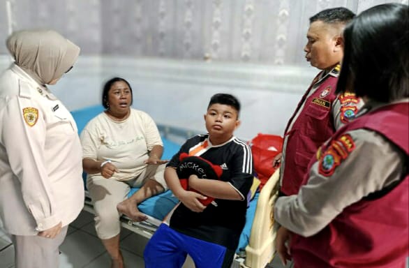 Tim Trauma Healing Polda Sulut mendampingi korban selamat KM Barcelona VA di RS Bhayangkara Manado