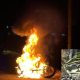 Sepeda motor terbakar usai dibakar oleh pelaku di lokasi tabrakan, disaksikan warga di Tondano Timur