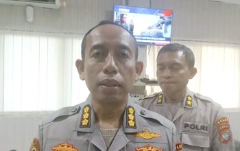 Anggota Biro SDM Polda Sulut membantu dua calon siswa Polri mengurus dokumen pengganti usai kebakaran KM Barcelona VA