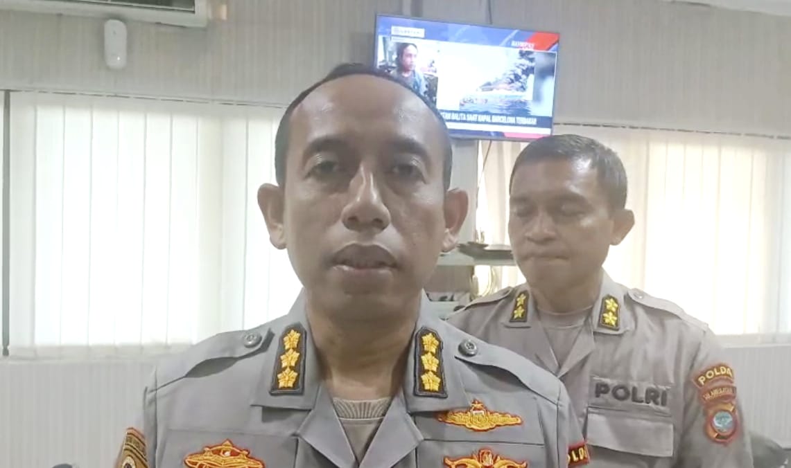 Anggota Biro SDM Polda Sulut membantu dua calon siswa Polri mengurus dokumen pengganti usai kebakaran KM Barcelona VA