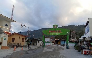 KMP Fery Tao Toba bersandar di dermaga Samosir dengan petugas keamanan berjaga pascakejadian pengeroyokan