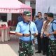 Prajurit TNI AU berseragam loreng membersihkan area Pasar Sembada bersama warga di Medan