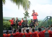 Pasca Aerobik, Mayjen Suhardi Helat Lomba Menyanyi