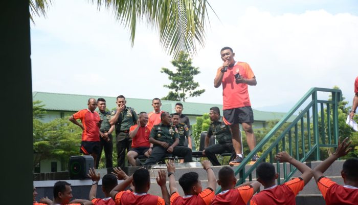 Pasca Aerobik, Mayjen Suhardi Helat Lomba Menyanyi