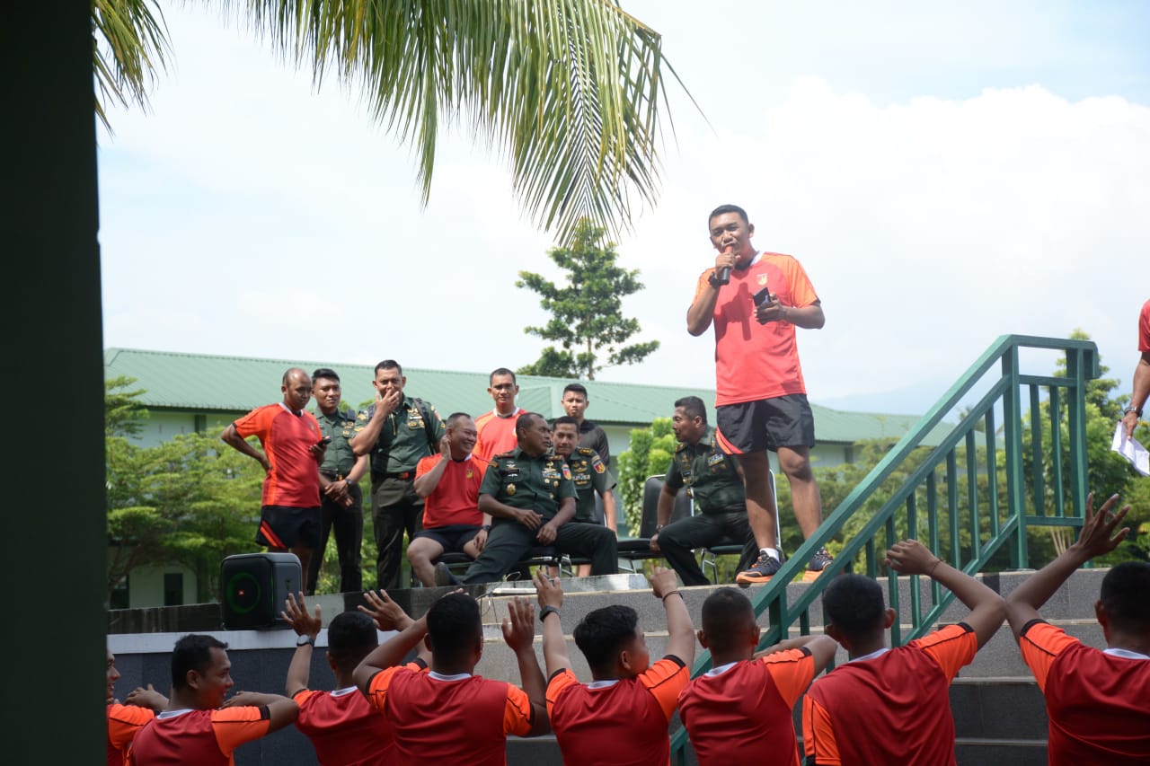 Mayjen TNI Suhardi memimpin lomba menyanyi di Makodam XIII/Merdeka usai kegiatan aerobik untuk membangun kebersamaan dan semangat prajurit serta ASN.