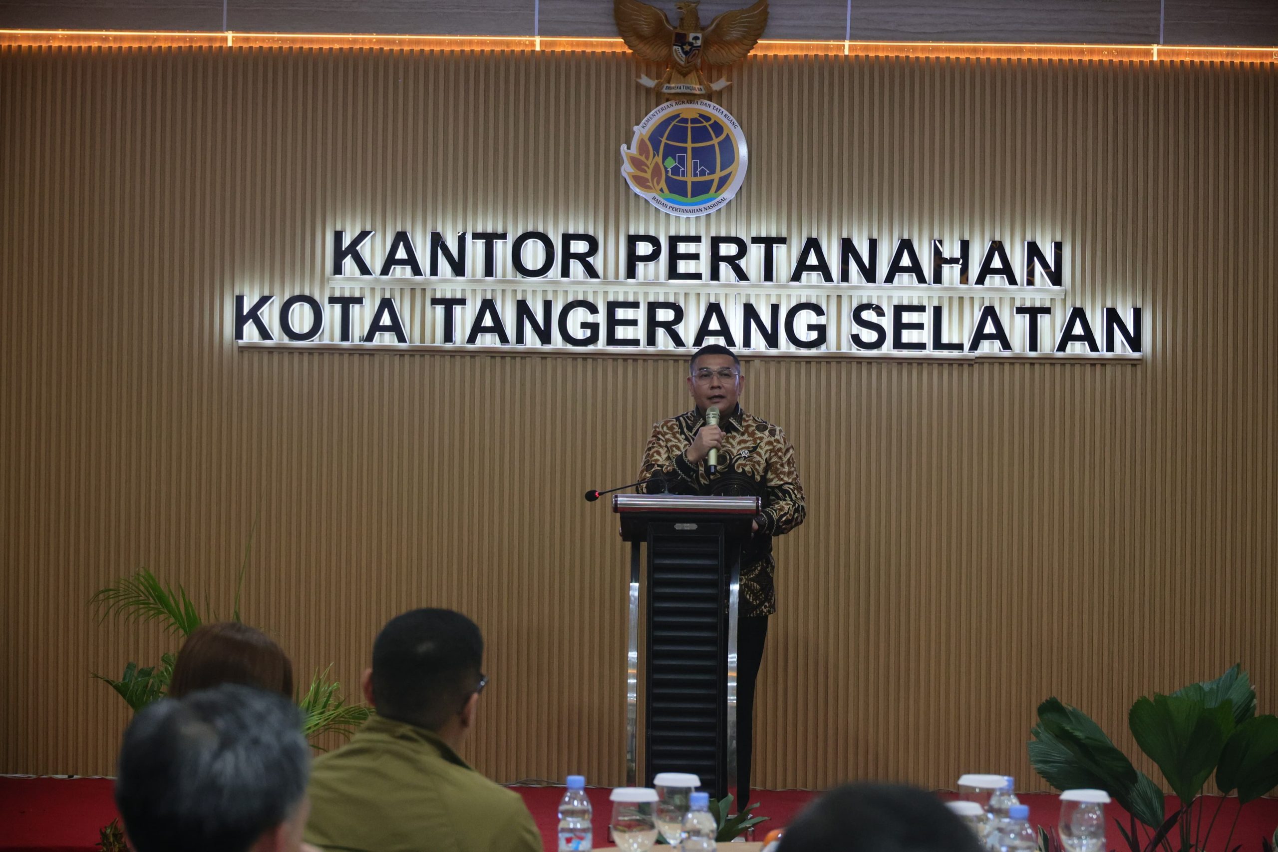 Wamen ATR Ossy Dermawan kunjungi Kantah Tangsel untuk apresiasi uji coba integrasi NIB dan NOP sebagai pilot project nasional.