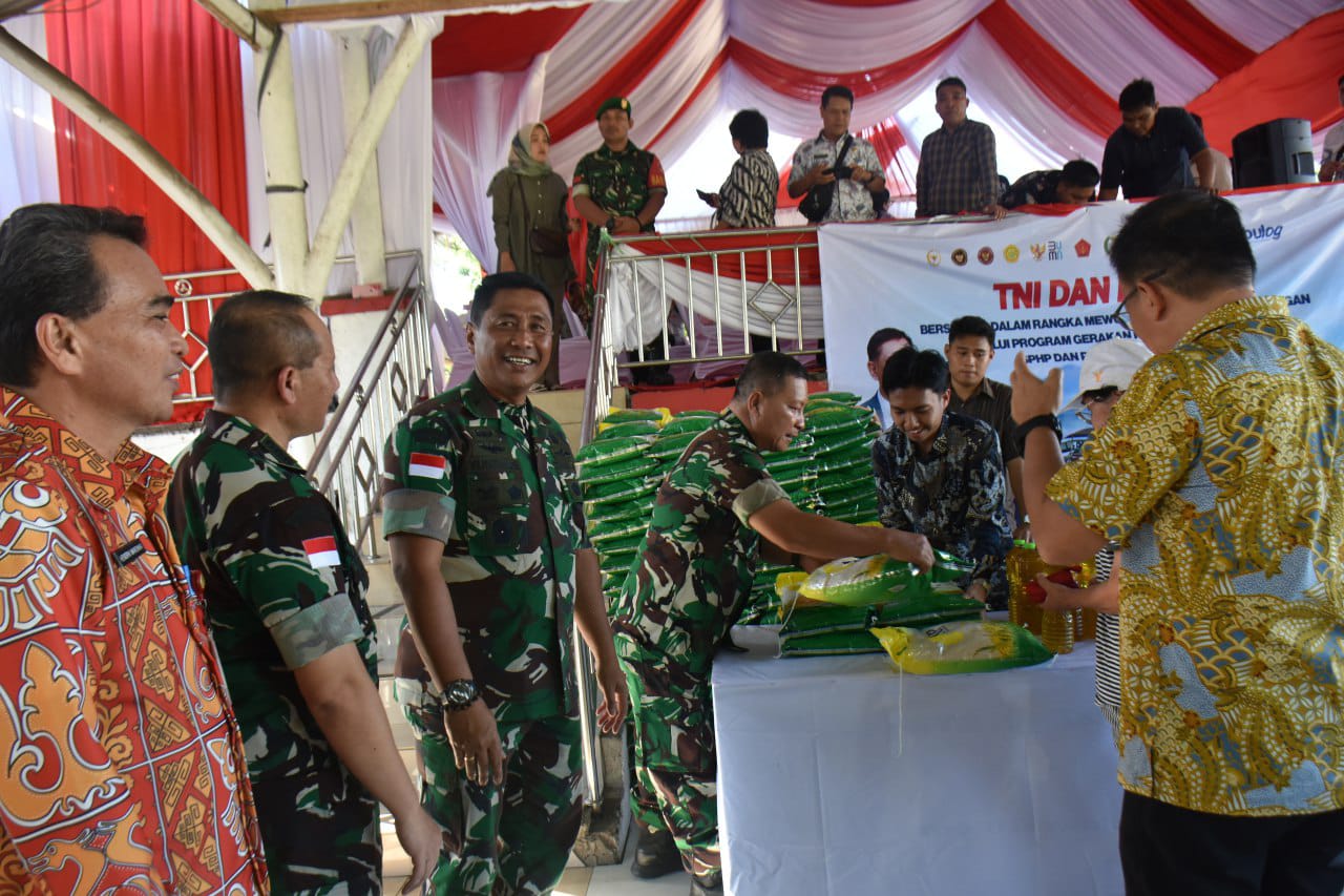 Kasdam XIII/Merdeka Brigjen TNI Yustinus Nono Yulianto dan Kepala Bulog Sulutgo Erwin Tora mengikuti vicon Gerakan Pangan Murah di Manado.