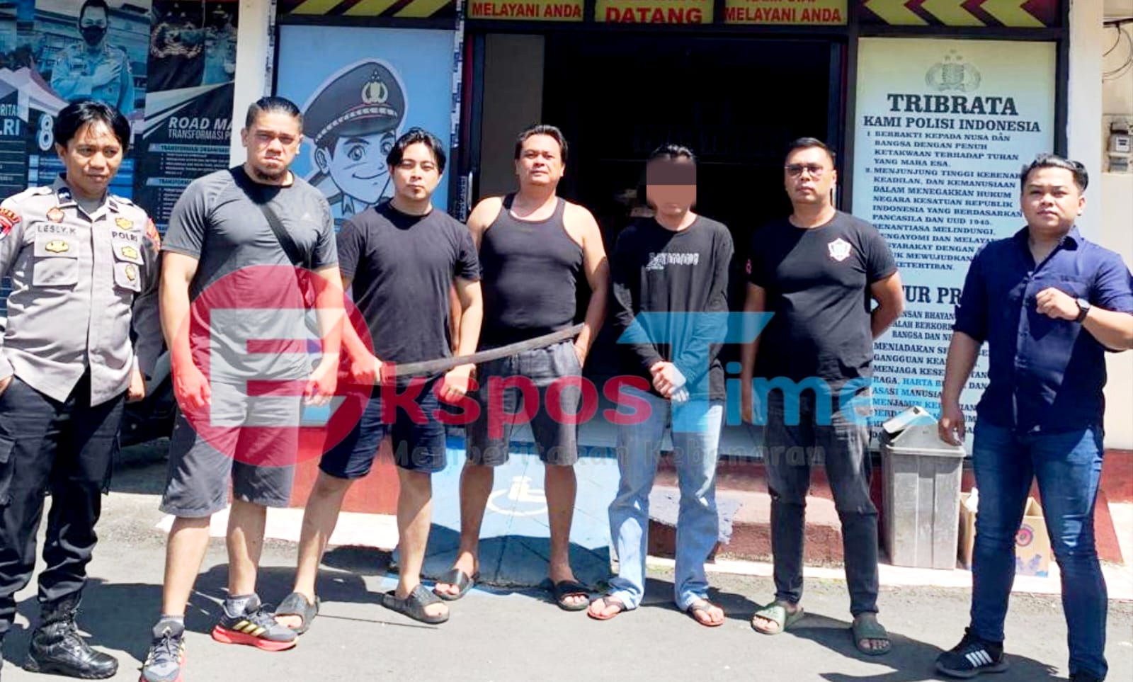 Remaja laki-laki di Minahasa ditangkap polisi setelah menyerang gadis 17 tahun dengan katana di pabrik tahu, korban luka serius.