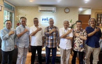 Audiensi antara PWI Jaya dan RRI Jakarta bahas persiapan Malam Anugerah Jurnalistik MH Thamrin 2025 di Kantor RRI Jakarta.