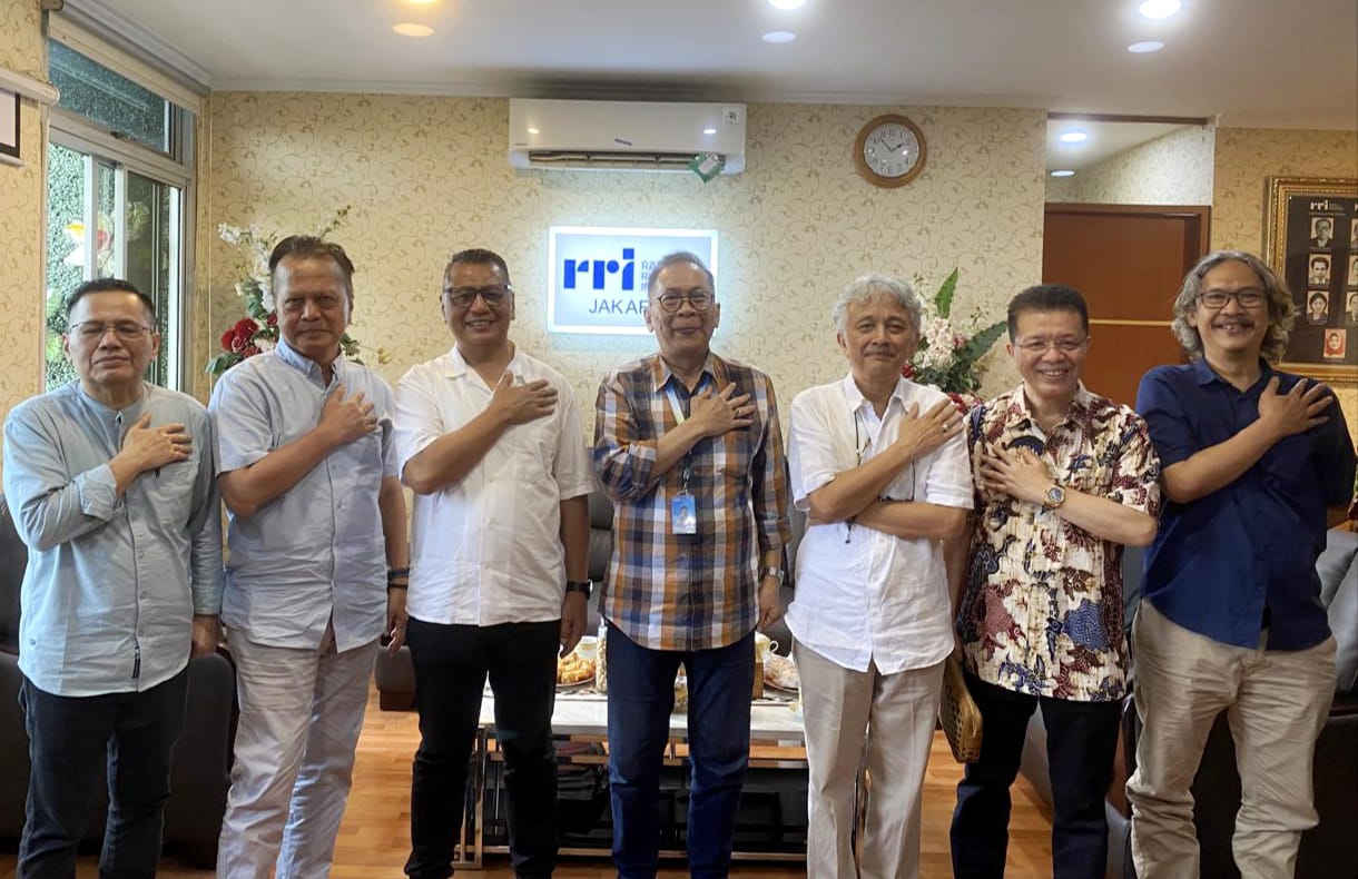 Audiensi antara PWI Jaya dan RRI Jakarta bahas persiapan Malam Anugerah Jurnalistik MH Thamrin 2025 di Kantor RRI Jakarta.