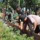 Satgas TMMD Kodim Manado bersama warga Bengkol gotong royong dalam pembangunan jalan dan perbaikan rumah.