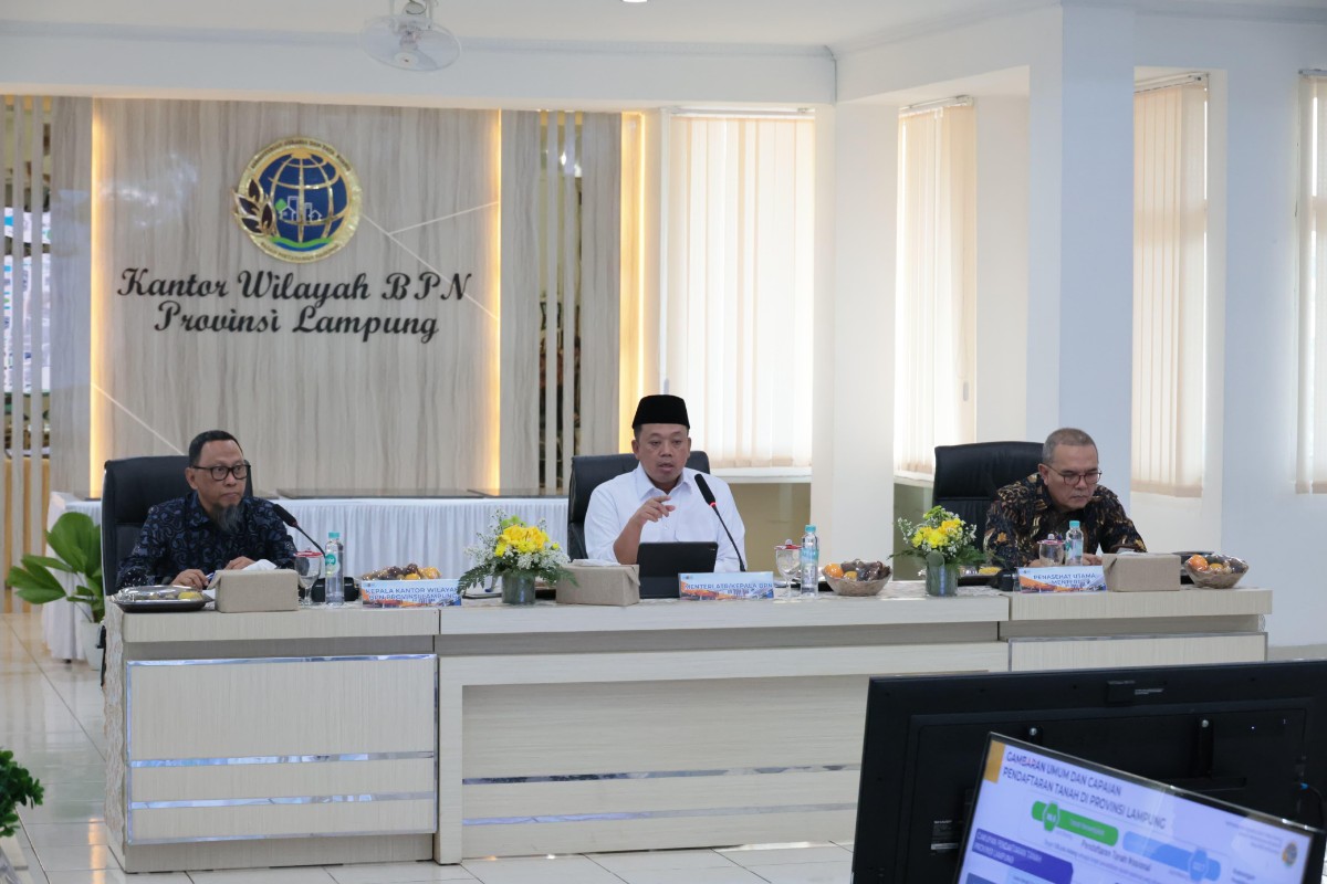 Menteri ATR/BPN Nusron Wahid instruksikan percepatan reforma agraria dan pendataan tanah nganggur dalam pengarahan di Kanwil BPN Lampung.