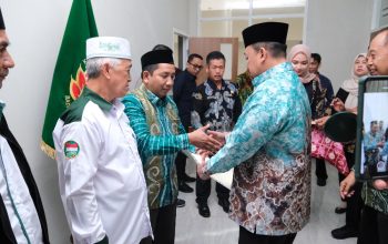 Pemerintah menyerahkan sertipikat aset wakaf kepada ormas keagamaan untuk dorong tertib administrasi dan perlindungan hukum.