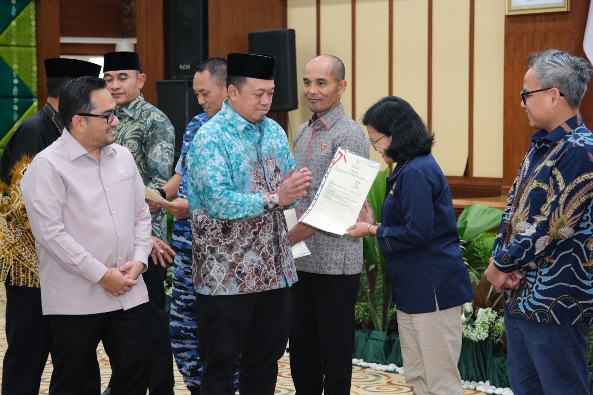 Menteri ATR/BPN Nusron Wahid saat sosialisasi pendaftaran tanah ulayat di Kalimantan Selatan, mendorong legalisasi tanah adat cegah konflik agraria.