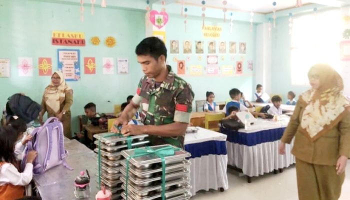 Duo Babinsa Marisa Aktif Distribusikan Makanan Bergizi di Pohuwato