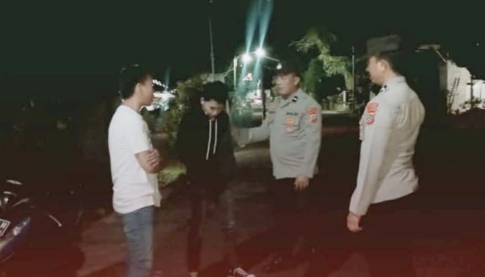 Kapolsek Kakas Edukasi Remaja Saat Razia Malam, Cegah Miras dan Kekerasan Jalanan