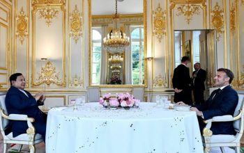 Presiden Prancis Emmanuel Macron berjabat tangan dengan Presiden Indonesia Prabowo Subianto di Istana Élysée dalam pertemuan diplomatik strategis.