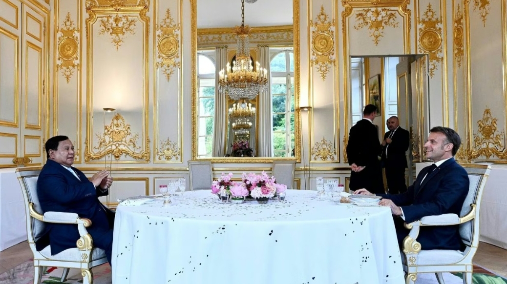 Presiden Prancis Emmanuel Macron berjabat tangan dengan Presiden Indonesia Prabowo Subianto di Istana Élysée dalam pertemuan diplomatik strategis.