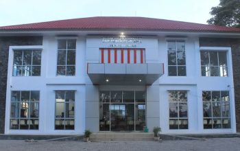 Puluhan warga antre di Dinas Capil Tondano, Minahasa, di tengah keluhan sistem error dan lambatnya pelayanan, sementara dugaan praktik calo mencuat.