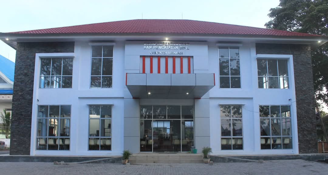 Puluhan warga antre di Dinas Capil Tondano, Minahasa, di tengah keluhan sistem error dan lambatnya pelayanan, sementara dugaan praktik calo mencuat.