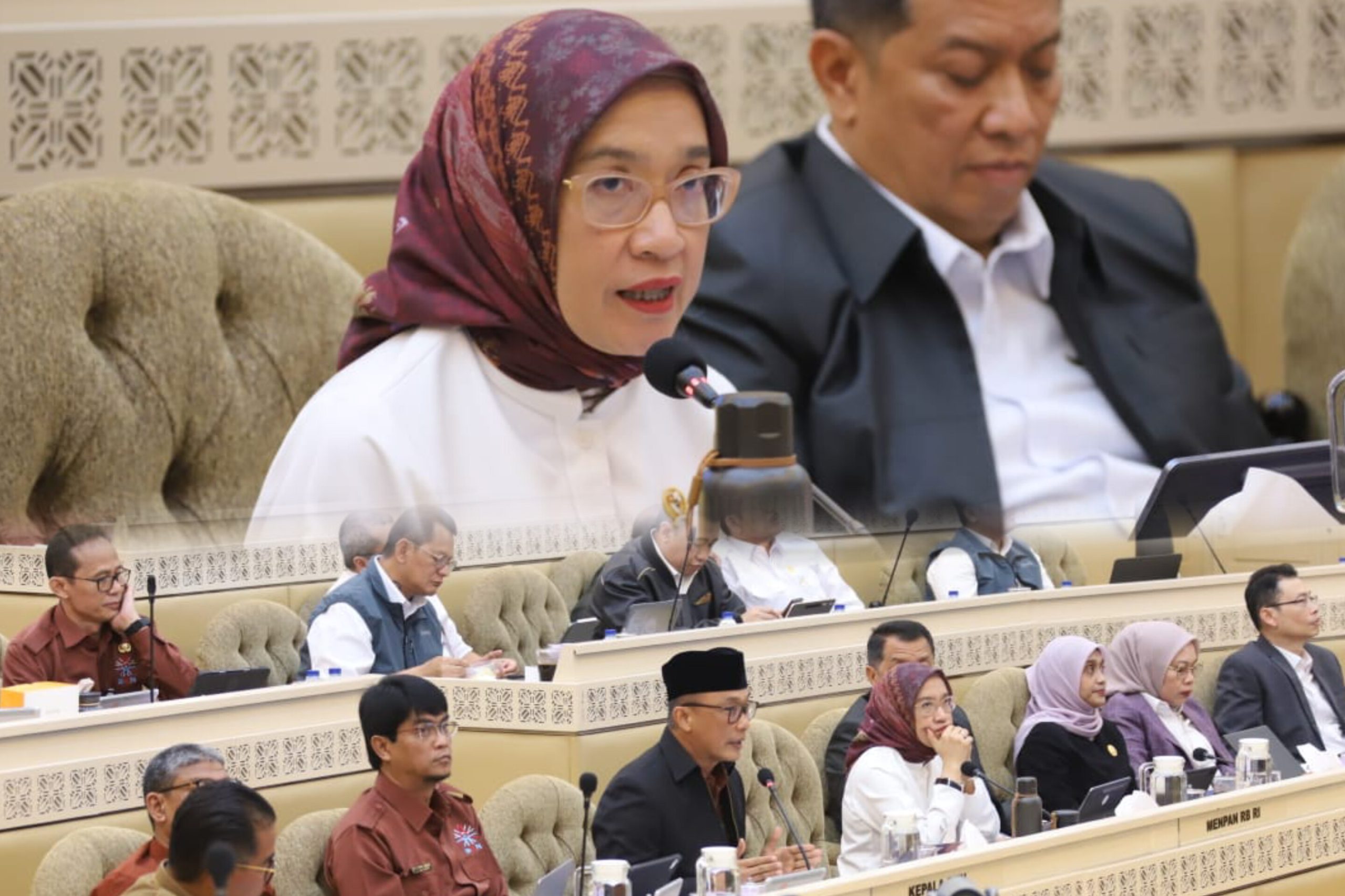Menteri PANRB Rini Widyantini berbicara di hadapan DPR RI tentang fleksibilitas kerja ASN berbasis kinerja.