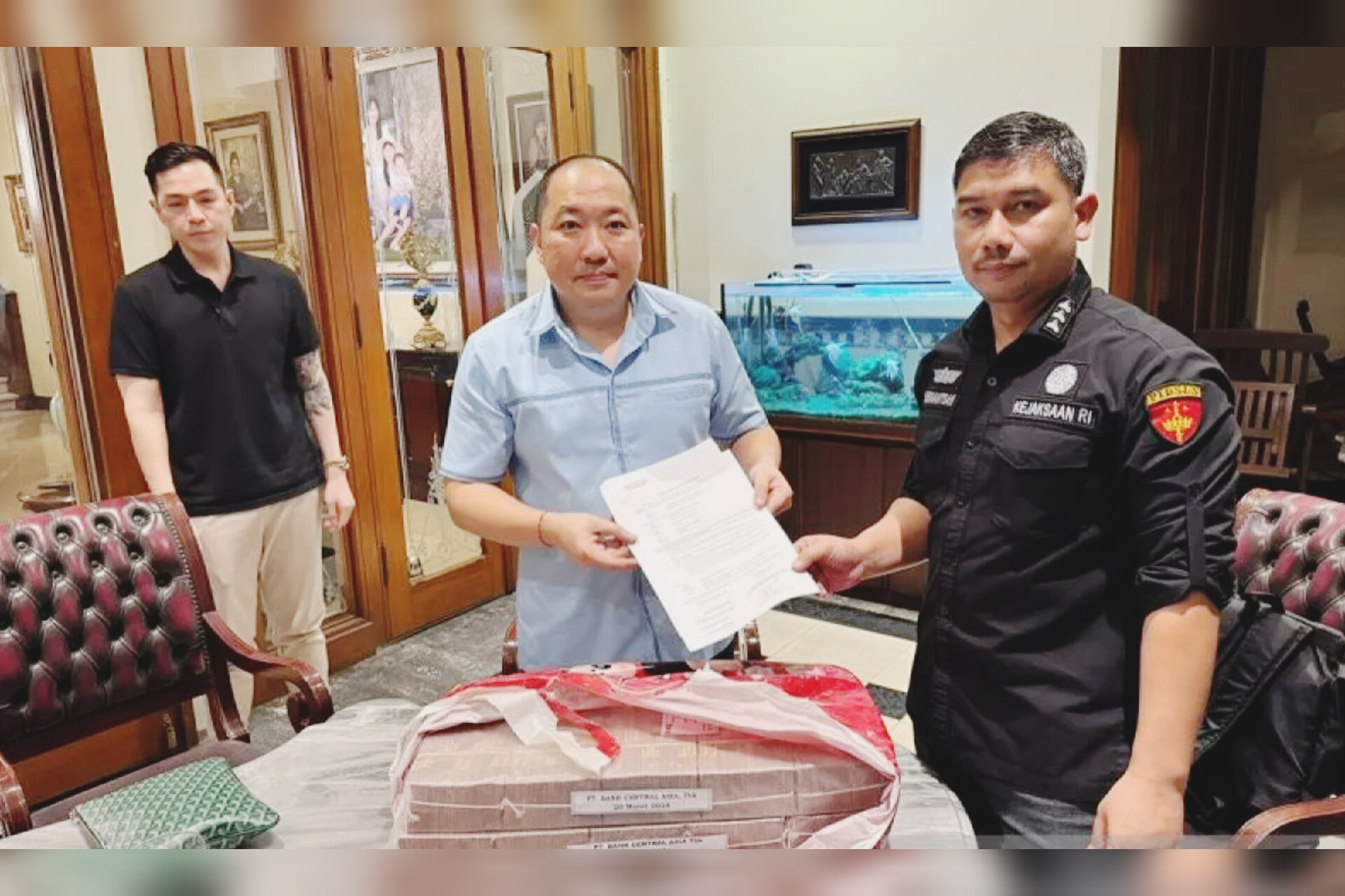 Penyidik Kejaksaan Agung menyita uang tunai Rp2 miliar dalam pecahan Rp100 ribu dari rumah Dirut Sritex, Iwan Kurniawan Lukminto.