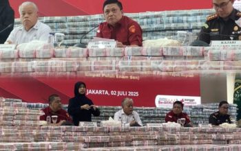 Ilustrasi tumpukan uang rupiah dan tangki penyimpanan CPO, menggambarkan skandal ekspor sawit dan penyitaan dana oleh Kejaksaan Agung.