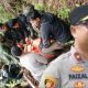 Pasukan Satgas Damai Cartenz bersenjata lengkap bersiaga usai penembakan Enos Tipagau, anggota KKB yang tewas di Intan Jaya, 5 Juli 2025.