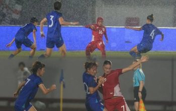 Pemain Timnas Putri Indonesia berusaha melewati hadangan pemain Taiwan dalam laga Kualifikasi Piala Asia Putri 2026 di Stadion Indomilk Arena.