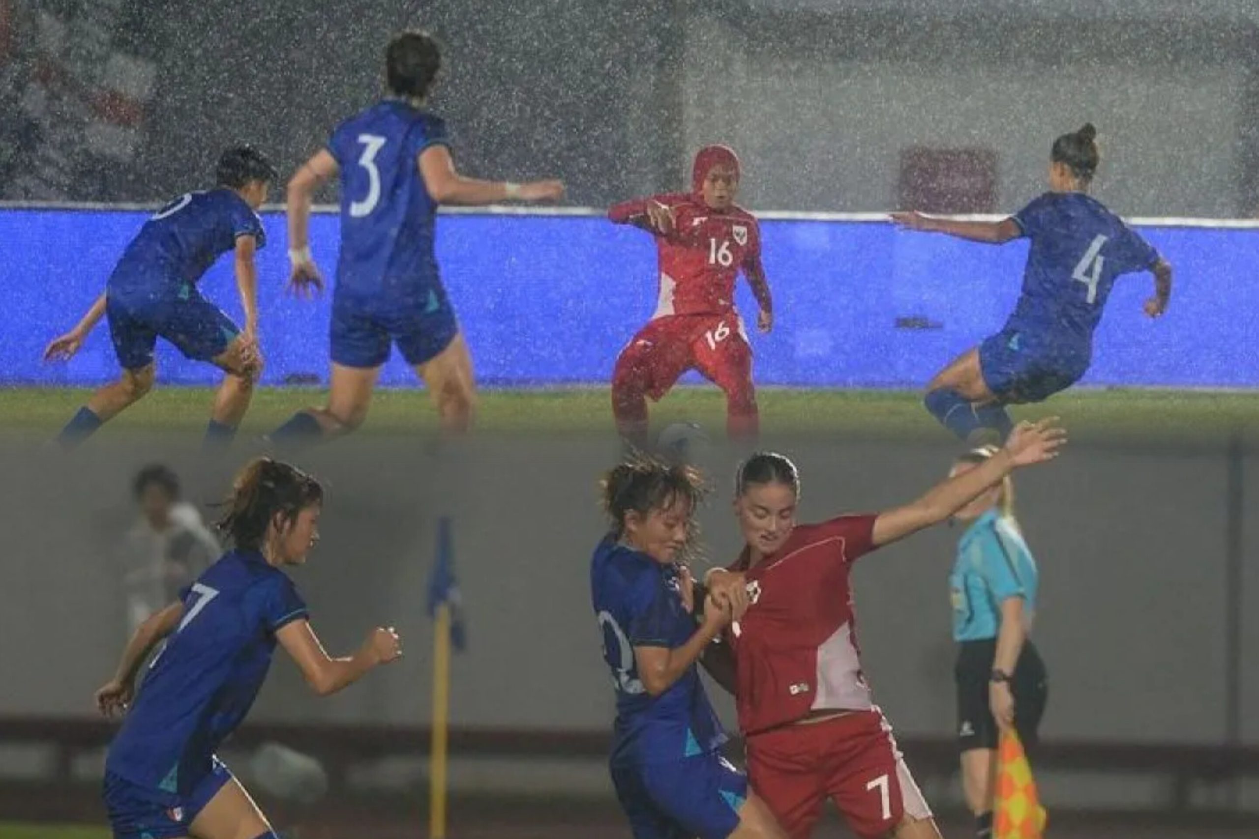 Pemain Timnas Putri Indonesia berusaha melewati hadangan pemain Taiwan dalam laga Kualifikasi Piala Asia Putri 2026 di Stadion Indomilk Arena.