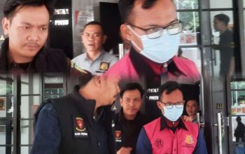 Sekdes Cipaku, Muhammad Gian Gandana Sukma, digiring ke mobil tahanan usai ditetapkan tersangka korupsi dana desa untuk judi online.