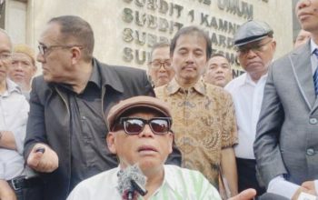 Eggi Sudjana keluar dari ruang gelar perkara di Bareskrim Polri, Rabu (9/7/2025), usai menolak lanjutan forum tanpa bukti fisik ijazah Jokowi.