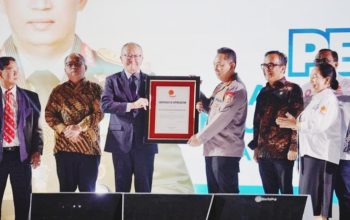 Kapolri Jenderal Listyo Sigit Prabowo menerima penghargaan dari ITUC-AP atas peran Polri melindungi hak-hak buruh di Indonesia