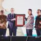 Kapolri Jenderal Listyo Sigit Prabowo menerima penghargaan dari ITUC-AP atas peran Polri melindungi hak-hak buruh di Indonesia