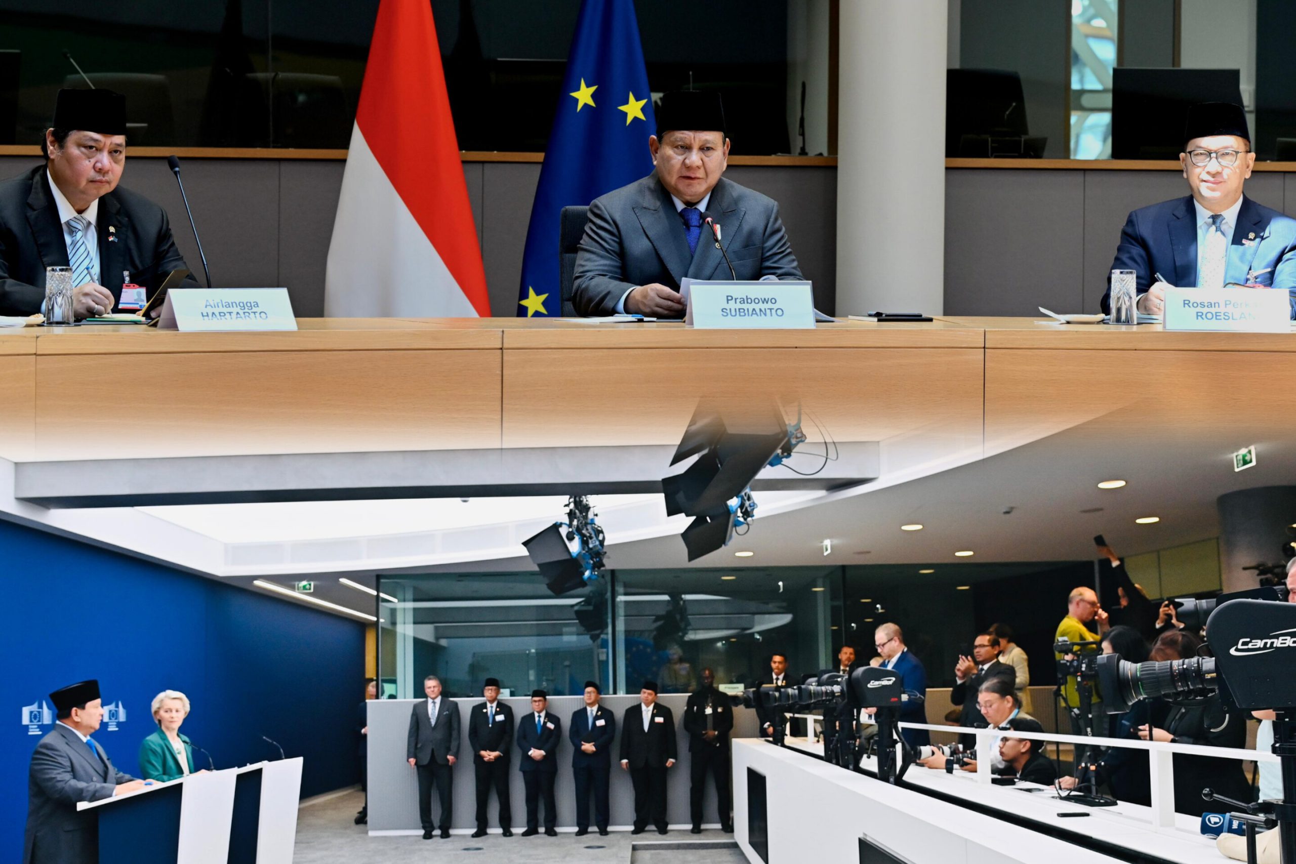 Presiden Prabowo Subianto dan Presiden Komisi Eropa Ursula von der Leyen berjabat tangan usai menyepakati kerja sama ekonomi strategis di Brussel.